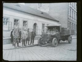 cca 1920 Budapest, teherautó és csatornatisztító munkások talpig gumi védőöltözetben, vintage NEGATÍV üveglemezen, 9x12 cm