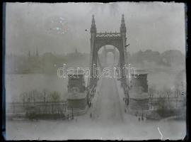 cca 1928 Az Erzsébet híd budai hídfője, 1 db vintage NEGATÍV üveglemezen Kerny István (1879-1963) budapesti fotóművész hagyatékából, 12x9 cm