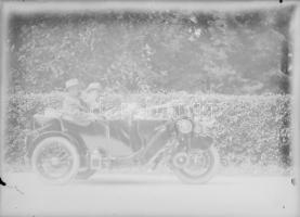 cca 1926 Eger, háromkerekű autó/motor (?) botkormánnyal, 1 db vintage NEGATÍV üveglemezen a Foto-GRÁF műterem hagyatékából, 12x16 cm