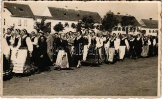 1939 Aldorf, Wallendorf, Unirea; Szász ünnepély, erdélyi folklór / Transylvanian folklore, Saxon procession. photo (fl)