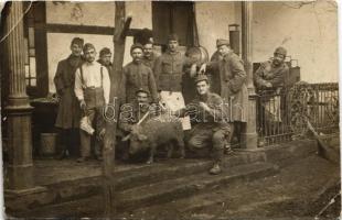 Magyar katonák disznóvágás előtt / Hungarian military, soldiers before pig slaughter. photo (Rb)