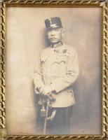 cca 1925 Vitéz bürkösi Latzin Rajmund (1858-1929) altábornagy kitüntetéseivel, fotó korabeli keretben, kis foltokkal, 19×13 cm