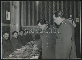 1943 Vitéz nagybaczoni Nagy Vilmos (1884-1976) honvédelmi miniszter hadirokkantakat látogat a Margitszigeten, hátoldalon feliratozott fotó, szép állapotban, 17,5×23,5 cm