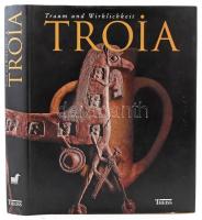 Troia. Traum und Wirklichkeit. Stuttgart, 2001, Konrad Theiss Verlag - Archäologisches Landesmuseum Baden-Württemberg. Első kiadás. Rendkívül gazdag képanyaggal illusztrálva. Német nyelven. Kiadói kartonált papírkötés, jó állapotban, kiadói papír védőborítóban.