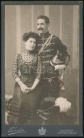 1912 Huszár feleségével, keményhátú fotó Torda József budapesti műterméből, szép állapotban, 21×13 cm