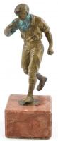 Jelzés nélkül: Futbalista. Bronz, vörösmárvány talapzaton, javított, sérült. M: 22cm