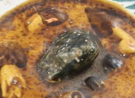 Miskoczi-emlék, kézzel festett kerámia tányér, öblében, kocsonyában ülő béka. Sérült, jelzett: Körmö...