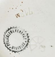 Miskoczi-emlék, kézzel festett kerámia tányér, öblében, kocsonyában ülő béka. Sérült, jelzett: Körmö...