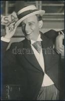 1957 Latabár Kálmán (1902-1970) színművész fotója, Áldor fotó pecséttel jelezve, hátoldalon Marton É...