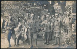 1917 A k.u.k. 38. gyalogezredbeli magyar cigányzenekar a fronton, hátoldalt feliratozott fotó, jó állapotban, 8,5×13,5 cm