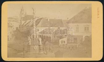 cca 1870 Nagyszombat (Felvidék / Trnava) főtere a Szentháromság-szoborral és üzletekkel, keményhátú fotó V. Wietz műterméből, szép állapotban, 6×10 cm / vintage photo, good condition