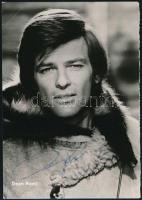 Dean Reed (1938-1986) amerikai színész, énekes, rendező autográf aláírása őt ábrázoló fotón / Autograph signature of Dean Reed (1938-1986) American actor, singer, director
