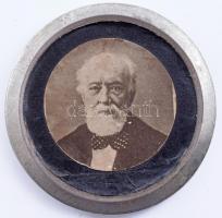 1894 Kossuth Lajos (1802-1894) arcképével díszített gyászjelvény, sérült, d: 5,5 cm + cca 1930-1940 ...