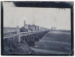 Arad, Aradi régi vasúti híd (1900 körül), gőzmozdony, vonat, Idegeneknek a töltésen és a hídon való járás tilos! tábla / railway bridge, locomotive, train. photo (non PC) (vágott / cut)
