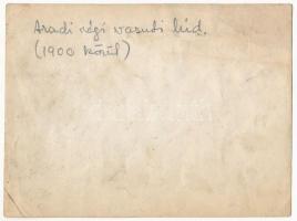 Arad, Aradi régi vasúti híd (1900 körül), gőzmozdony, vonat, "Idegeneknek a töltésen és a hídon...