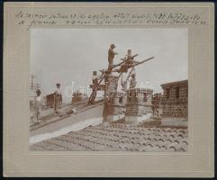 1914 Az 1914. évi julius 23iki cyclon által elgörbített tetőtartó a fiumei városi hálózattán Corsia Deák 12. sz., a vihar után károk helyreállítása Fiumében, keményhátú fotó, feliratozva, 10x13 cm