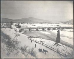 cca 1910 A munkácsi Latorca-híd fotója, rajta az 1849-es podheringi (őrhegyaljai) emlékművel, a hátoldalán feliratozva, 22x28 cm