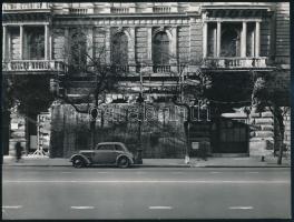 cca 1950-1960 Budapesti utcarészlet, Seidner Zoltán (1896-1960) (Magyar Foto), a hátoldalán pecséttel jelzett, az egyik sarkán kis törésnyommal, retusálás nyomával a felületén, 18x24 cm
