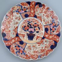 Imari tál porcelán, öblében máz alatti kékkel, máz felett vörössel és arannyal festett virág ábrázolással. Korának megfelelő kopásokkal. Restaurált!!! Lepattanás. Japán, Arita, Meiji korszak (1868-1912) d: 48 cm