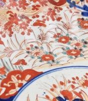 Imari tál porcelán, öblében máz alatti kékkel, máz felett vörössel és arannyal festett virág ábrázol...