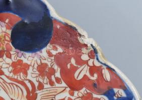 Imari tál porcelán, öblében máz alatti kékkel, máz felett vörössel és arannyal festett virág ábrázol...