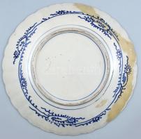 Imari tál porcelán, öblében máz alatti kékkel, máz felett vörössel és arannyal festett virág ábrázol...