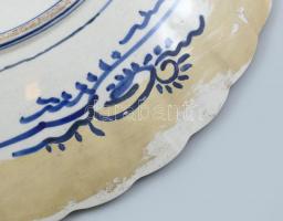 Imari tál porcelán, öblében máz alatti kékkel, máz felett vörössel és arannyal festett virág ábrázol...