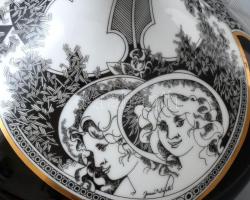 Jurcsák László által tervezett Hollóházi jelzett porcelán váza, kopásnyomokkal, m:23,5cm