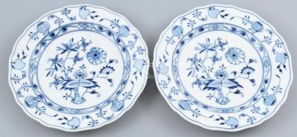 Meissen 2 db lapos tányér, porcelán, mázalatti kobaltkék hagymavirág mintával, jelzett: Royal kardos Meissen, hibátlan (az egyik talpperemén apró lepattanás, használatát nem befolyásolja), d: 25 cm