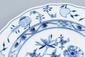 Meissen 2 db lapos tányér, porcelán, mázalatti kobaltkék hagymavirág mintával, jelzett: Royal kardos...