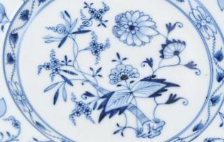 Meissen 2 db lapos tányér, porcelán, mázalatti kobaltkék hagymavirág mintával, jelzett: Royal kardos...