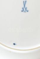 Meissen 2 db lapos tányér, porcelán, mázalatti kobaltkék hagymavirág mintával, jelzett: Royal kardos...
