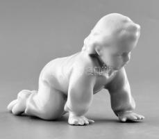 Zsolnay mászó kislány, fehér mázas porcelán, jelzett, apró kopásokkal, m: 10 cm