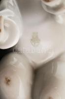 Zsolnay mászó kislány, fehér mázas porcelán, jelzett, apró kopásokkal, m: 10 cm