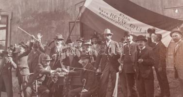 cca 1901 "Éljen báró Révay Gyula képviselő jelöltünk", vidám választási csoportkép, rajta ...