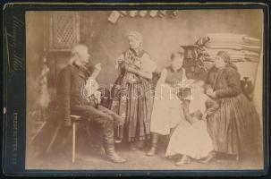 1886 Lányának tanácsot adó apa, keményhátú fotó Ellinger Ede műterméből, Borsos és Varságh 1876-as fotójának későbbi előhívása, 11×17 cm