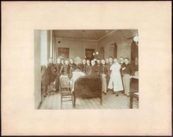1906 Orvosi vizit, rajta Id. báró tolcsvai Korányi Frigyes (1827-1913) orvosprofesszor és tanítványaival, fotó kartonon, a hátoldalon feliratozva, 15x19 cm