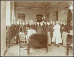 1906 Orvosi vizit, rajta Id. báró tolcsvai Korányi Frigyes (1827-1913) orvosprofesszor és tanítványa...