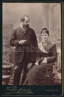 Petschacher Gusztáv (Bécs, 1890) osztrák származású magyar építész és felesége Weninger Irma (1859-1939), keményhátú fotó Koller budapesti műterméből, 16,5×11 cm