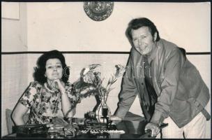 Záray Márta (1926-2001) és Vámosi János (1925-1997) énekes házaspár autográf aláírása őket ábrázoló fotón
