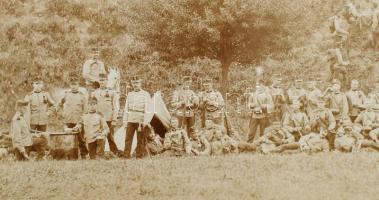 1914-1918 Császári és királyi csapattest csoportképe, kartonra kasírozott fotó, 20×38 cm