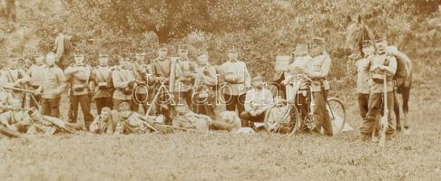 1914-1918 Császári és királyi csapattest csoportképe, kartonra kasírozott fotó, 20×38 cm