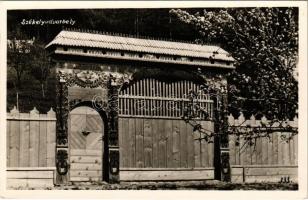 Székelyudvarhely, Odorheiu Secuiesc; Székelykapu, erdélyi folklór. Kováts István fényképész / Poarta secuiasca / Székely gate, Transylvanian folklore