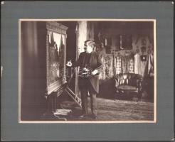 ca 1900-1910 Kézdi-Kovács László (1864-1942) a műtermében fest, vintage fotó, jelzés nélkül, paszpartuban, 18x24 cm,