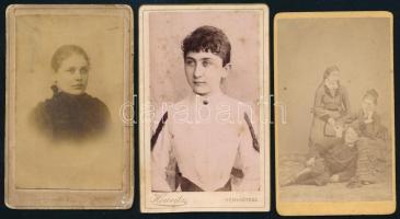 cca 1880-1900 Fiatal hölgyek, 3 db keményhátú műtermi fotó, vizitkártya, vegyes állapotban, 10,5x6,5 cm