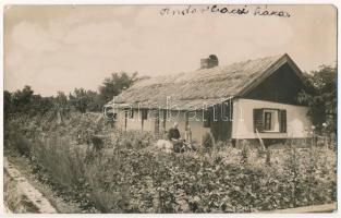 1935 Szeghalom, Andor bácsi háza, fonó asszony, veteményes kert. photo (EK)