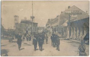 1917 Gyöngyös, utcakép az épületek maradványaival a nagy tűzvész után. photo