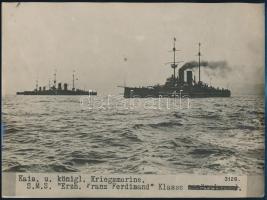 cca 1914-1918 Az Osztrák-Magyar Császári és Királyi Haditengerészet (K.u.K. Kriegsmarine) Radetzky-osztályú pre-dreadnought csatahajói (Schlachtschiff) menetben: előtérben (jobb oldalt) az SMS Erzherzog Franz Ferdinand, háttérben (bal oldalt) az SMS Radetzky illetve az SMS Zrínyi; feliratozott fotó, 23x17 cm / cca 1914-1918 The Radetzky-class pre-dreadnought battleships (Schlachtschiff) of the Austro-Hungarian Navy (K.u.K. Kriegsmarine): SMS Erzherzog Franz Ferdinand (on the right), SMS Radetzky and SMS Zrínyi (on the left), photo, 23x17 cm
