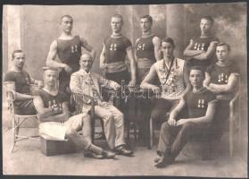 cca 1910 Súlyemelő edző tanítványai körében, fotó, körbevágott, a hátoldalán bejegyzéssel, 21x30 cm