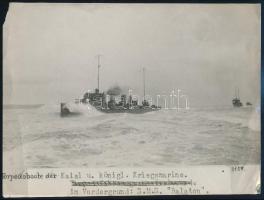 cca 1914-1918 SMS Balaton, az Osztrák-Magyar Császári és Királyi Haditengerészet (K.u.K. Kriegsmarine) Tátra-osztályú rombolója/torpedónaszádja (Zerstörer/Torpedoboot), feliratozott fotó, kisebb törésnyomokkal, sarkain kissé sérült, 22,5x17 cm / cca 1914-1918 SMS Balaton, Tátra-class destroyer (Zerstörer/Torpedoboot) of the Austro-Hungarian Navy (K.u.K. Kriegsmarine), photo, slightly damaged on the edges and corners, 22.5x17 cm